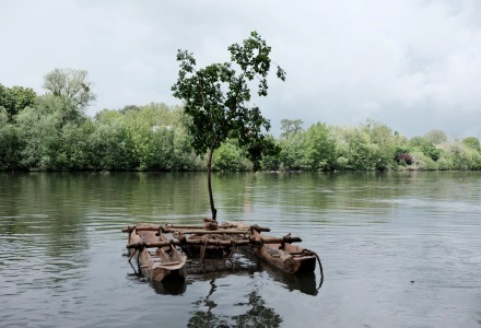 L’océan plein, la tempête et les piverts, très grand très loin, radieuses des voiles bombées.Un vent durable, persistant. 2023. © Sara Favriau, Malo Legrand, Qiang Liu